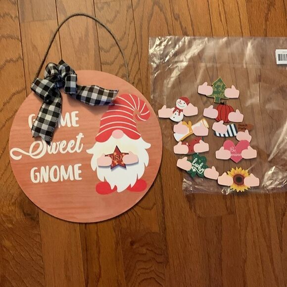 GNOME door hanger with ten interchangeable seasonal add-ons - Picture 2 of 4